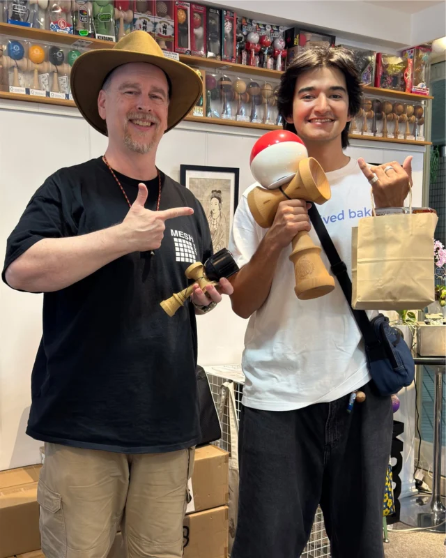 Mr. @erraticsquirrel himself stopped by the shop last night and we got a shot with the @kendama.cowboy  Thanks for dropping by and introducing your friends to the place.  Glad you had a chance to try out some of our "unusual" kendamas. 🤠
.
.
#erraticsquirrel #けん玉 #kendama
#HarajukuKendamaClub #原宿けん玉クラブ #HarajukuKC
#KendamaCowboy #けん玉カウボーイ #KendamaTokyo #けん玉東京
#MESHtokyo #メッシュ東京 #けん玉専門店
#KendamaShop #けん玉ショップ